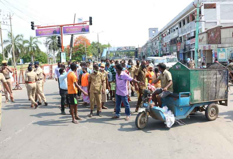 வேலூரில் தூய்மை பணியாளர்கள் திடீர் சாலைமறியல்