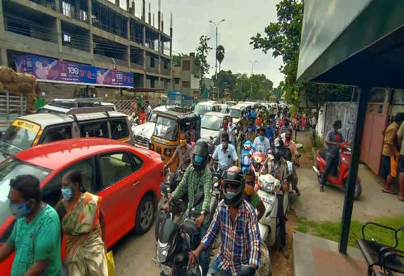 ஈரோடு மாநகர் பகுதியில் ஊரடங்கிலும் போக்குவரத்து நொிசல்