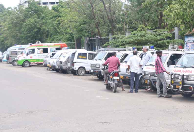 கொரோனா நோயாளிகளுக்கு ஆக்சிஜன் தேவை குறைந்ததால் சேலம் அரசு ஆஸ்பத்திரி முன்பு ஓய்வெடுக்கும் ஆம்புலன்சுகள்