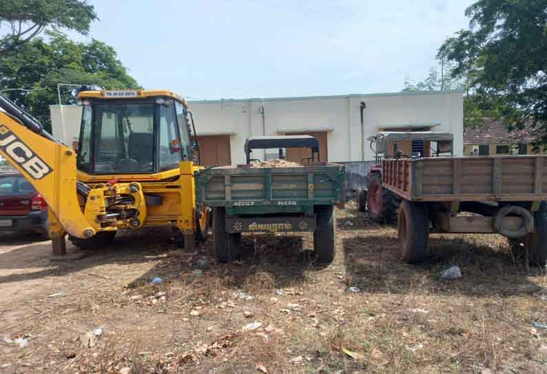 பொள்ளாச்சி அருகே மண் திருட்டில் ஈடுபட்ட 4 பேர் கைது