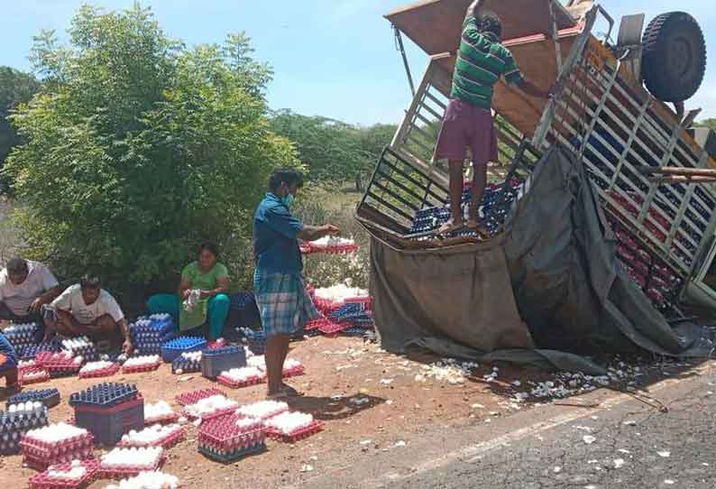 தொட்டியம் அருகே மினிவேன் தலைகுப்புற கவிழ்ந்தது; 30 ஆயிரம் முட்டைகள் உடைந்து சேதம்