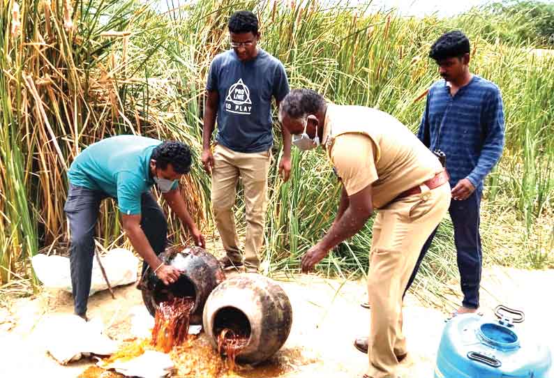 காவிரி ஆற்றுப்படுகையில் போடப்பட்டிருந்த 500 லிட்டர் சாராய  ஊறல்கள் பறிமுதல்