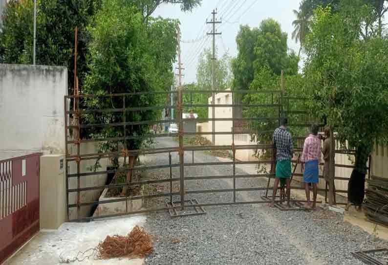 கொரோனா பரவல் காரணமாக, கோபியில் 9 வீதிகள் தடுப்புகள் வைத்து அடைப்பு