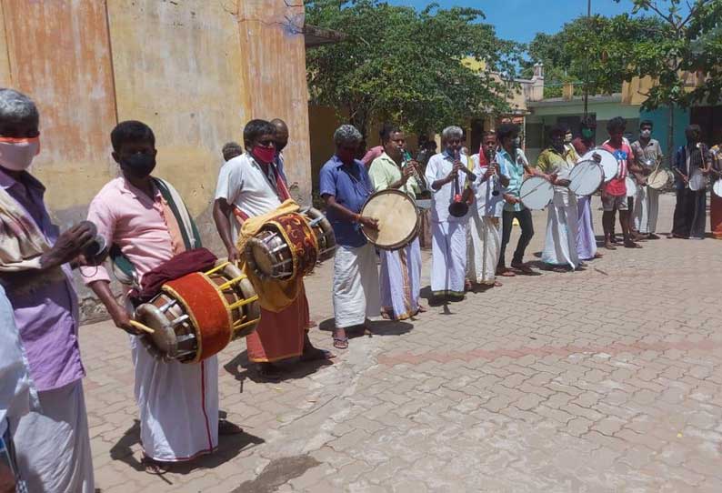 சேலத்தில் இசைக்கருவிகளை வாசித்து கலைஞர்கள் அரசுக்கு வேண்டுகோள் நிவாரண தொகை வழங்க வலியுறுத்தல்