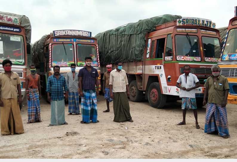 கிடங்குக்கு செல்ல முடியாமல் நெல்மூட்டைகளுடன் சாலையோரத்தில் நிறுத்தப்பட்ட லாரிகள்