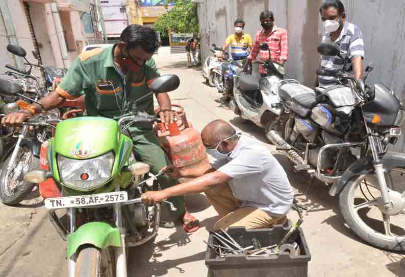 பழுது நீக்க வரிசைகட்டிய வாகனங்கள்