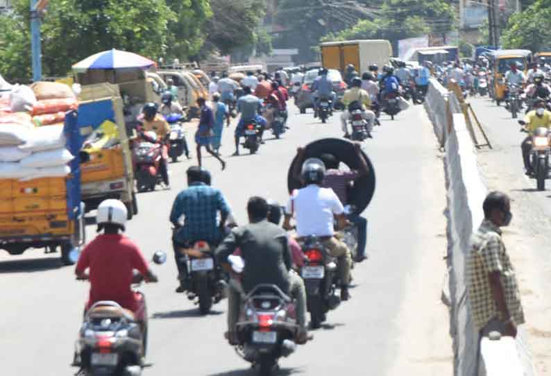 ஊரடங்கு தளர்த்தப்பட்டதால் உலா வந்த வாகனங்கள்