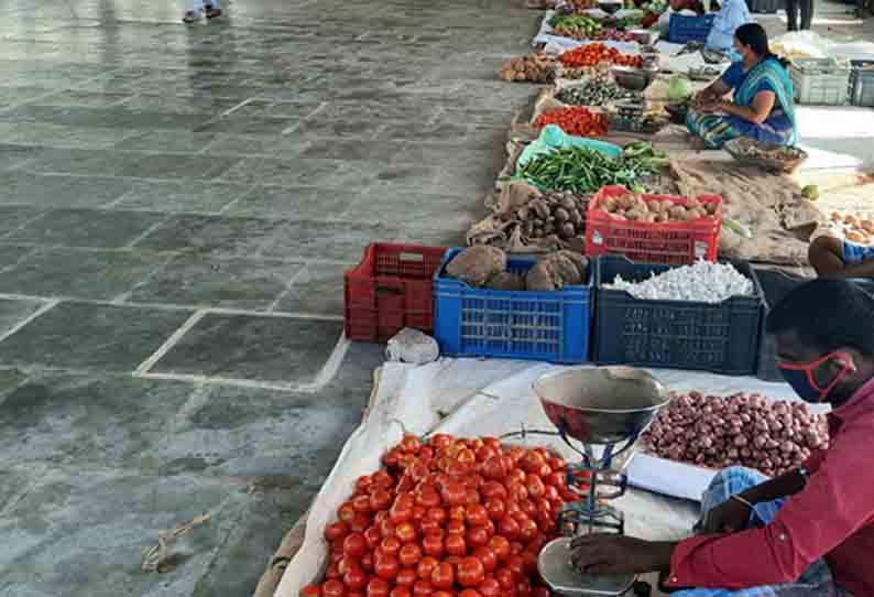 வெறிச்சோடிய காய்கறி மார்க்கெட்; வியாபாரிகள் ஏமாற்றம்