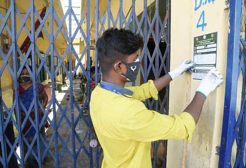 ஈரோடு மாநகர் பகுதியில் கொரோனா தொற்று பாதிக்கப்பட்டவர்களின் வீடுகளில் ஸ்டிக்கர் ஒட்டும் பணி