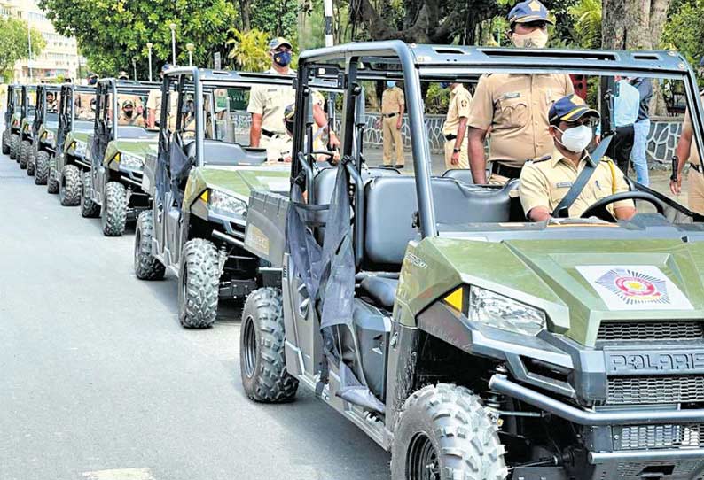 கடற்கரையில் ரோந்து பணியில் ஈடுபட மும்பை போலீசாருக்கு 10 நவீன வாகனம்