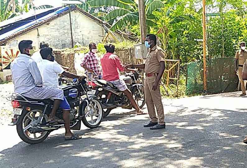 புதுச்சேரியில் மதுக்கடைகள் திறப்பு: காரைக்கால் நோக்கி வாகனங்களில் படையெடுத்த ‘மதுப்பிரியர்கள்’ எல்லையில் மடக்கிப்பிடித்து திருப்பி அனுப்பிய போலீசார்