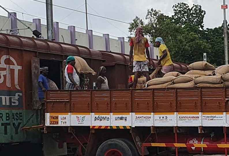 திருவாரூரில் இருந்து தேனிக்கு பொது வினியோக திட்டத்துக்காக 2 ஆயிரம் டன் அரிசி சரக்கு ரெயிலில் அனுப்பி வைக்கப்பட்டது