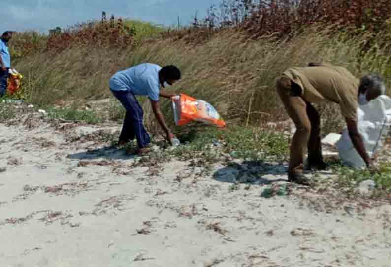 தீவுகளில் குப்பைகளை அகற்றி தூய்மைப்படுத்திய வனத்துறையினர்