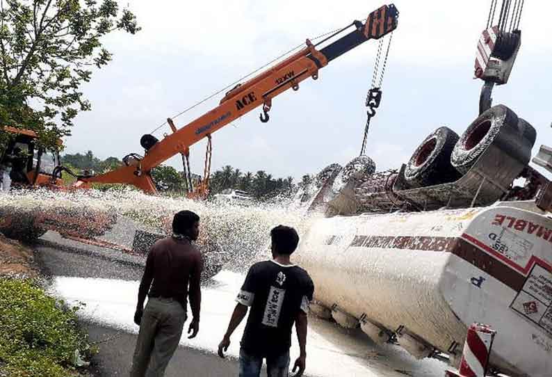 சேலம் அருகே மெத்தனால் ஏற்றி வந்த டேங்கர் லாரி சாலையில் தலைகுப்புற கவிழ்ந்தது