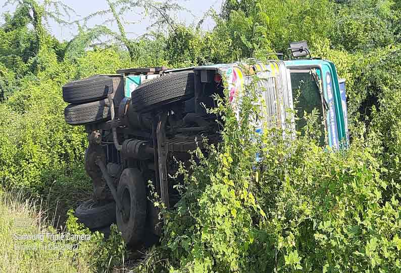 கொடுமுடி அருகே சினிமாவை மிஞ்சும் பரபரப்பு சம்பவம்: அதிகாரிகளிடம் சிக்கியதும் செம்மண் கடத்தல் லாரியை கவிழ்த்து தப்பிய டிரைவர்- போலீஸ் தீவிர விசாரணை