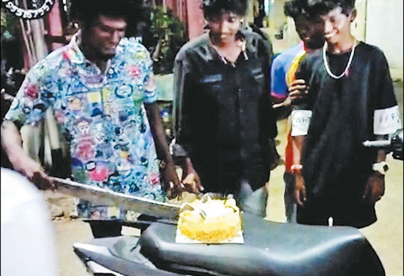 பட்டாகத்தியால் கேக் வெட்டி பிறந்தநாள் கொண்டாடிய 6 பேர் கைது