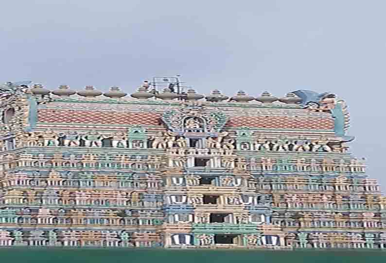 கோபுரத்தில் மின்விளக்குகள் பொருத்தும் பணி