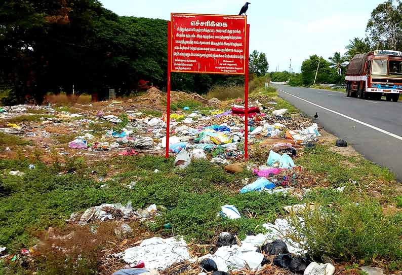 அமராவதி ஆற்று பாலம் அருகே கொட்டப்படும் இறைச்சி கழிவுகள்