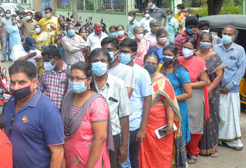 தடுப்பூசி போட்டுக்கொள்ள அலைமோதிய மக்கள் கூட்டம்