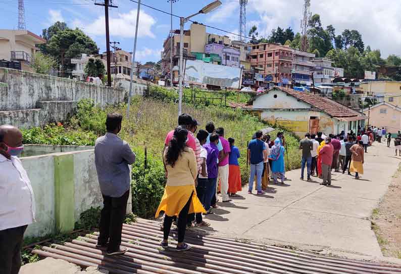 கோத்தகிரி அரசு ஆஸ்பத்திரியில் தடுப்பூசி செலுத்த நீண்ட வரிசையில் காத்திருந்த மக்கள்