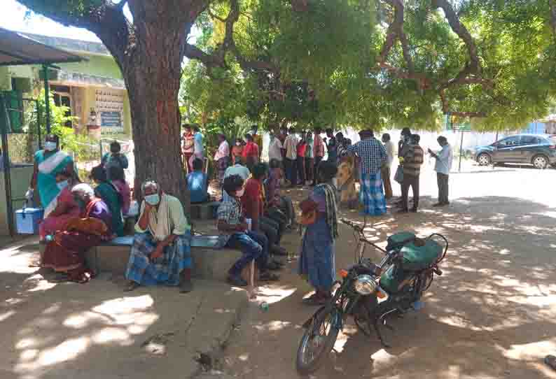 செம்பனூரில் தடுப்பூசி போட சமூக இடைவெளி இன்றி கூடிய பொதுமக்கள்