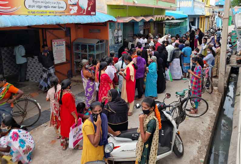 கண்ணமங்கலம் ரேஷன் கடையில் சமூக இடைவெளியை மறந்த பொதுமக்கள்