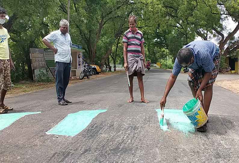 விபத்துகளை தடுக்க வேகத்தடைக்கு பெயிண்ட் அடித்த பொதுமக்கள்