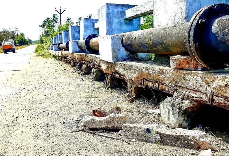 வேடபட்டி துங்காவி சாலையில் பழுதடைந்த தரைமட்ட பாலத்தை சீரமைக்க வாகன ஓட்டிகள் கோரிக்கை