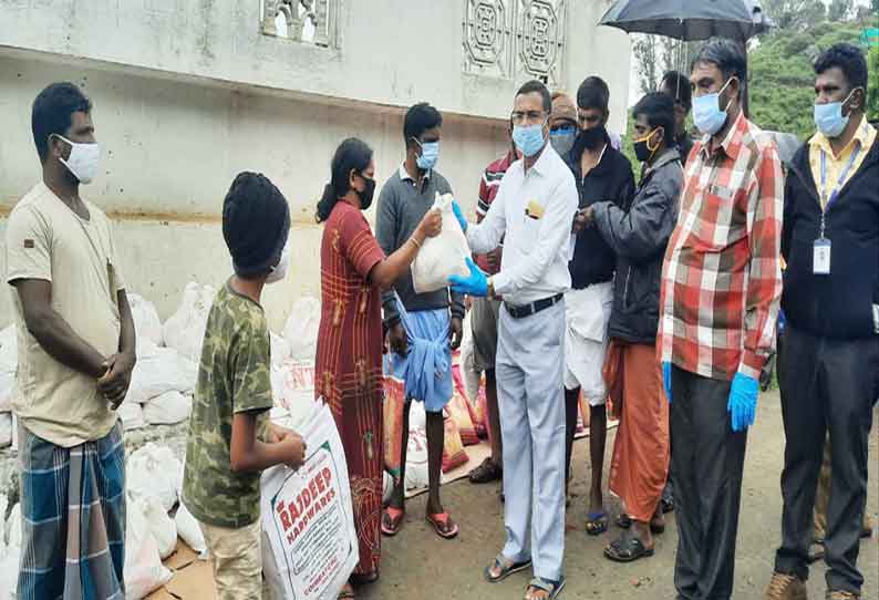 கோத்தகிரி பேரூராட்சி சார்பில் தனிமைப்படுத்தப்பட்ட பகுதியில் வசிக்கும் மக்களுக்கு அத்தியாவசிய பொருட்கள்