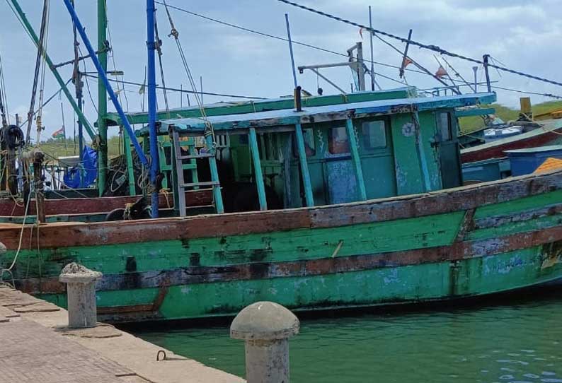 அன்னங்கோவிலில் இருந்து தடைகாலம் முடிந்து மீன்பிடிக்க செல்ல தயாராகும் மீனவர்கள்