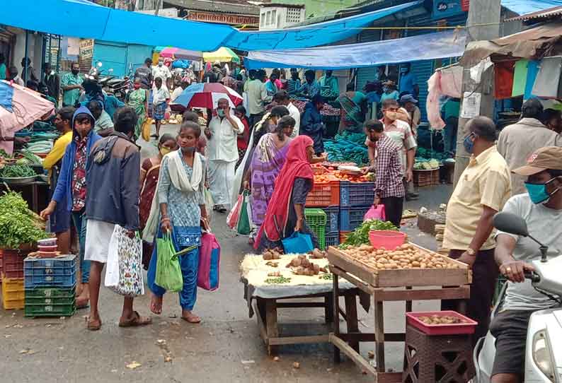 பொருட்கள் வாங்க பொதுமக்கள் கூட்டம் அலைமோதியது