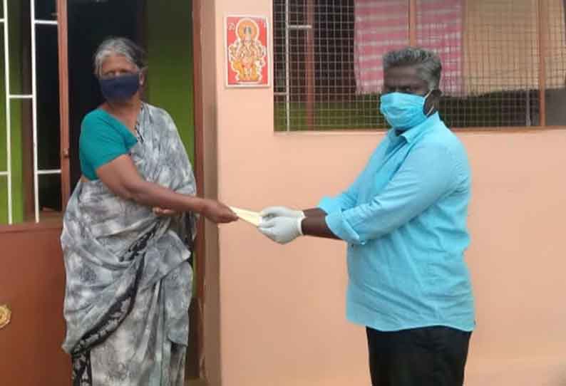 கிணத்துக்கடவு தாலுகாவில்  கொரோனா நிவாரண பொருட்கள் வழங்க டோக்கன் வினியோகம்