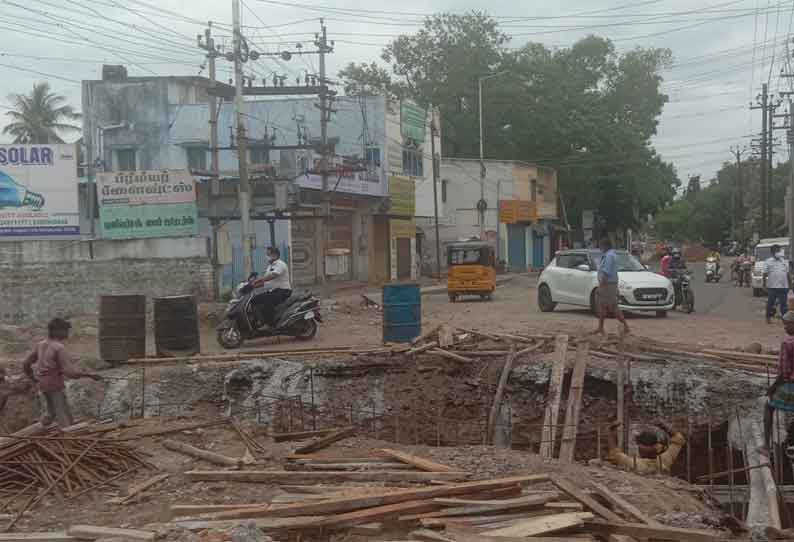 திருச்சியில் ஊரடங்கு தளர்வுகள் அறிவிக்கப்பட்ட பிறகு மாநகரில் பல இடங்களில் போக்குவரத்து நெரிசல்