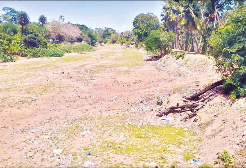 வலங்கைமானில் மணல் இல்லாமல் மண் தரையாக காட்சி அளிக்கும் குடமுருட்டி ஆறு