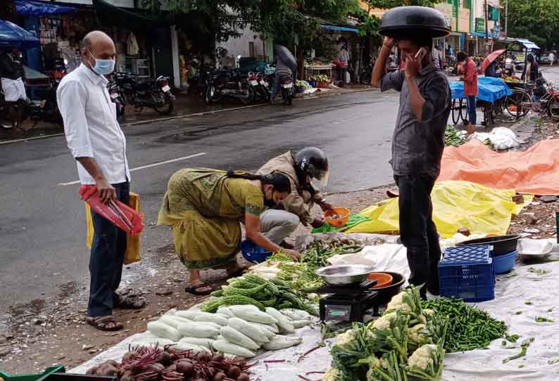 உடுமலையில் பெய்த மழையினால், சாலையோரம் திறந்த வெளியில் இருந்த காய்கறி கடைகளில் விற்பனை பாதிக்கப்பட்டது. சில வியாபாரிகள், கூடையை குடையாக பிடித்துக்கொண்டு வியாபாரம் செய்தனர்.