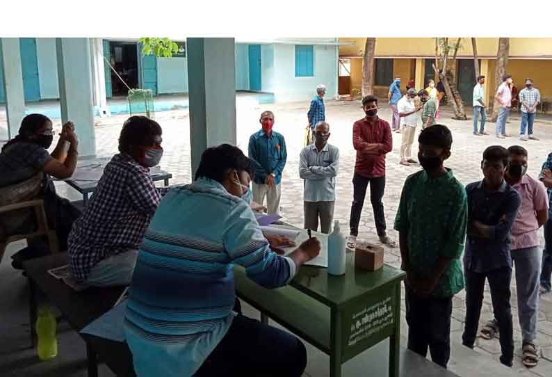 உடுமலை கல்வி மாவட்டத்தில் உள்ள பள்ளிகளுக்கு தலைமை ஆசிரியர்கள் அலுவலக பணியாளர்கள் ஆகியோர் நேற்று வந்தனர். மாணவர்கள் சேர்க்கை தொடங்கியது.