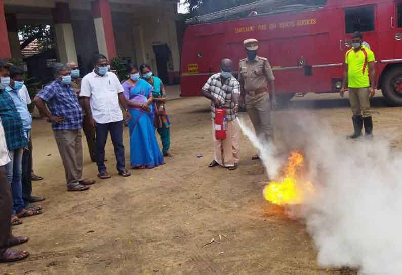 உடுமலை தீயணைப்பு நிலையத்தில் கோவில் பணியாளர்களுக்கு தீ தடுப்பு பயிற்சி