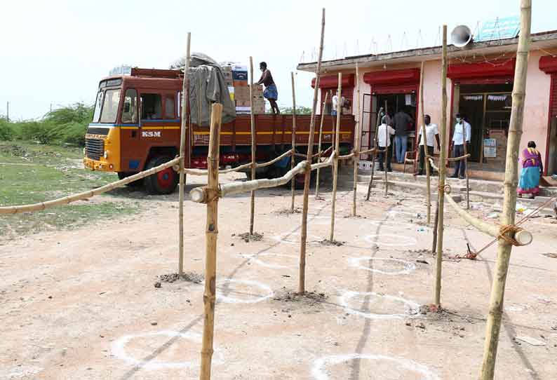 மதுபிரியர்களின் கூட்டம் குறைவால்  டாஸ்மாக் கடைகள் வெறிச்சோடின