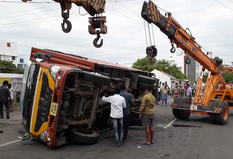 வேன் கவிழ்ந்து விபத்து; தம்பதி படுகாயம்