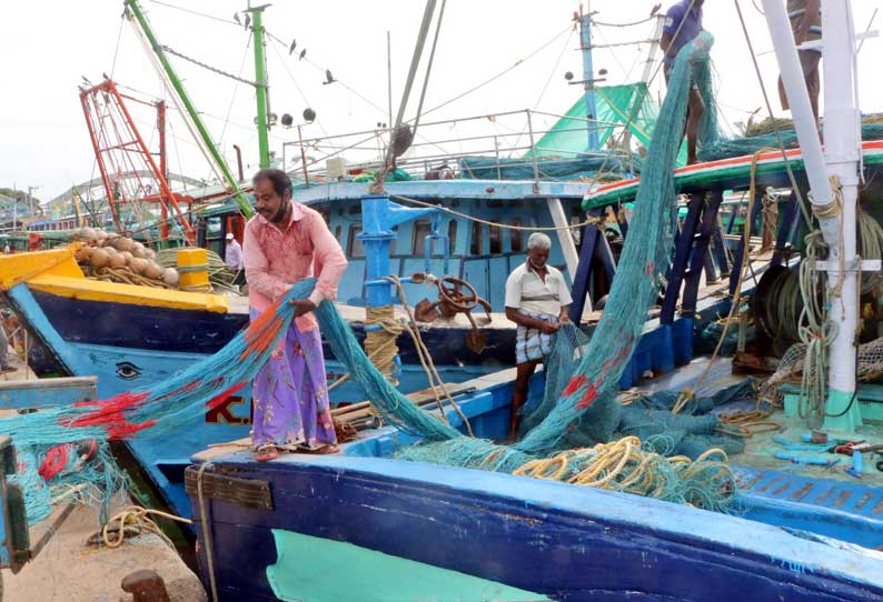 முடிவுக்கு வந்தது 61 நாள் தடை காலம் விசைப் படகுகளில் கடலுக்குள் மீன்பிடிக்க சென்ற மீனவர்கள் களைகட்ட தொடங்கியது கடலூர் துறைமுகம்