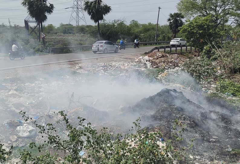 விருத்தாசலம் அருகே காப்புக்காட்டில் கொட்டி மருத்துவ கழிவுகள் தீ வைத்து எரிப்பு