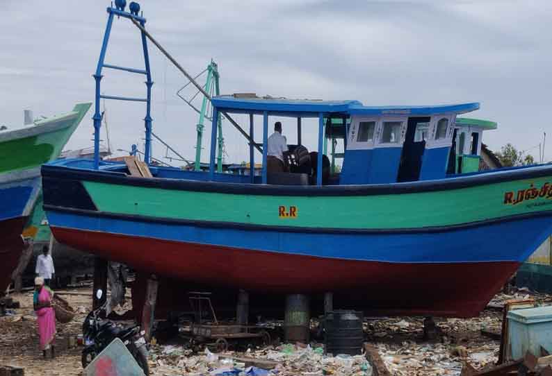 தடைக்காலம் முடிந்தும் மீன்பிடிக்க செல்லாத விசைப்படகு மீனவர்கள்