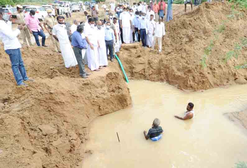 காவிரி கூட்டுக்குடிநீர் குழாய் சீரமைக்கும் பணி