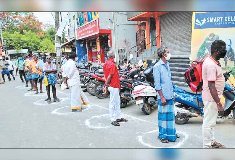 சமூக இடைவெளியுடன் மதுபாட்டில்களை வாங்கி சென்ற மது பிரியர்கள்