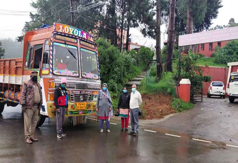 தனிமைப்படுத்தப்பட்ட பகுதியில் இருந்து கேரட் அறுவடைக்கு தொழிலாளர்களை ஏற்றிய லாரி பறிமுதல்