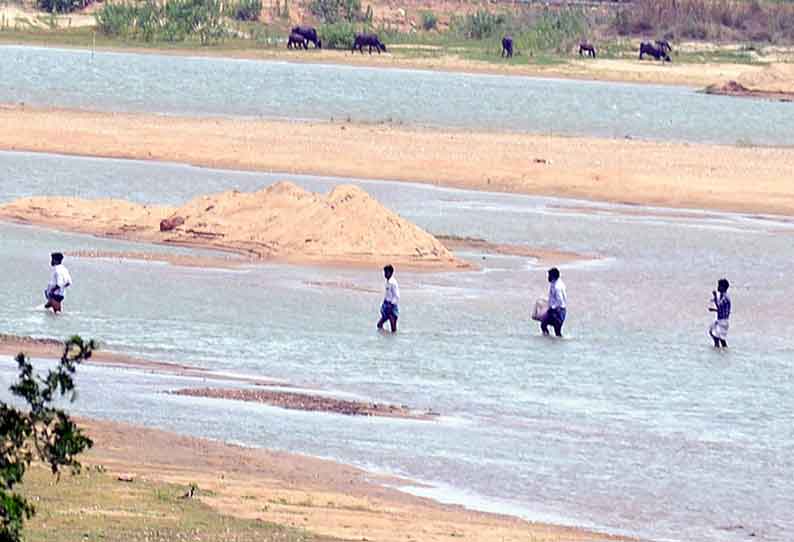 கும்பகோணத்தில் இருந்து அரியலூருக்கு ஆற்றை கடந்து சென்று மதுபாட்டில்களை வாங்கி வரும் மதுப்பிரியர்கள் தடுக்க முடியாமல் போலீசார் திண்டாட்டம்