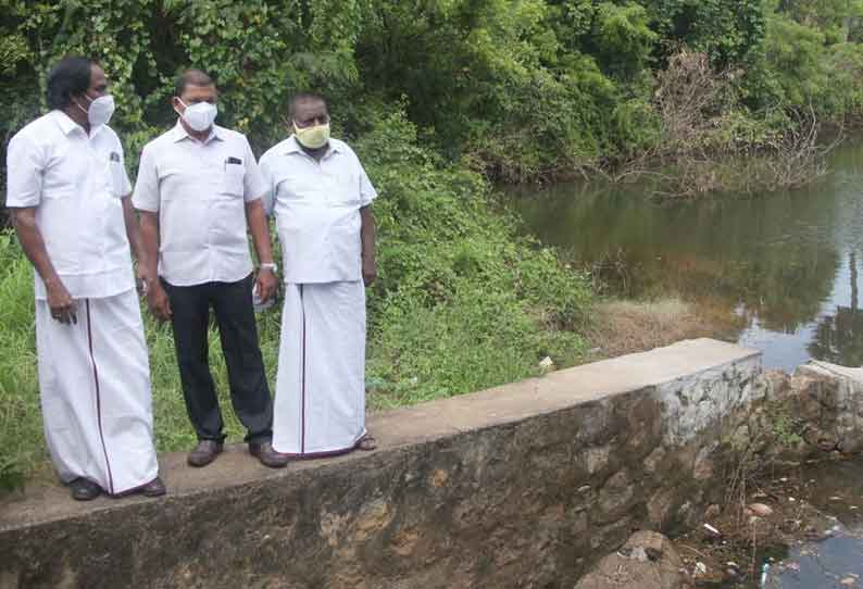 வெள்ளப்பெருக்கு ஏற்பட காரணமான குளங்களை  அமைச்சர் மனோ தங்கராஜ் ஆய்வு