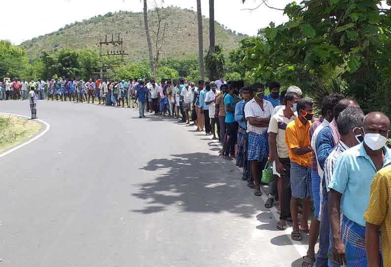 3-வது நாளாக தொப்பூர் பகுதி டாஸ்மாக் கடைகளில் குவிந்த மதுப்பிரியர்கள் கொரோனா பரவல் அச்சத்தில் கிராம மக்கள்