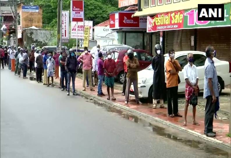 ஊரடங்கில் தளர்வு:  கேரளாவில் மதுபானம் வாங்க குவிந்த மக்கள்