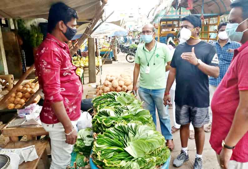 நடைபயிற்சி மேற்கொண்டபடி கலெக்டர் மோகன் ஆய்வு